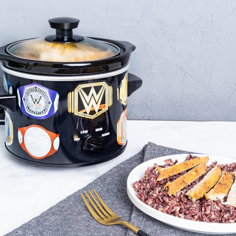 Uncanny Brands WWE Championship Belt 2 QT Slow Cooker- Removable Ceramic Insert Bowl